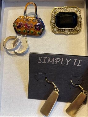 lot 2 pair earrings 2 pins